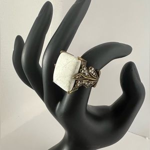 💜3/$20 NWOT Stella & Ruby Antique Gold-tone Ring with center marble white stone